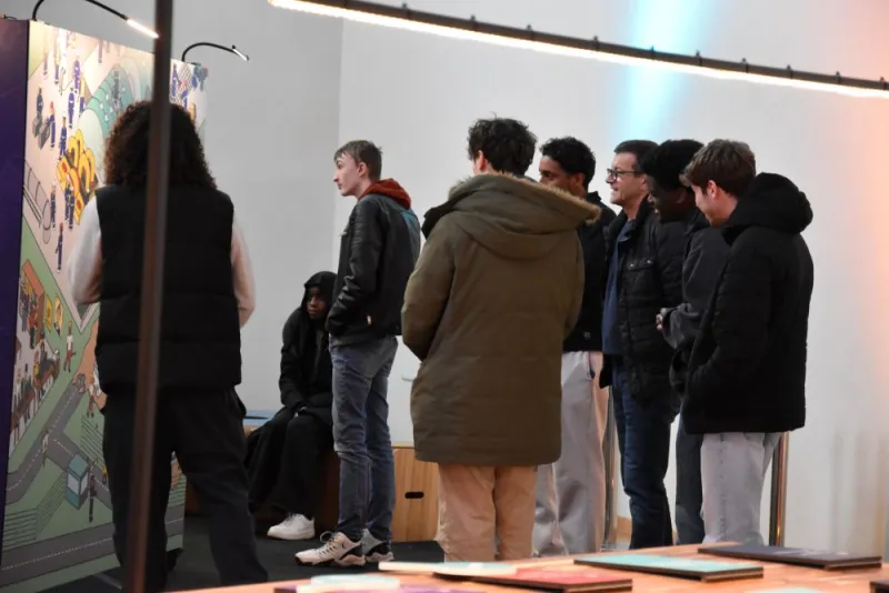 Des jeunes découvrent l'exposition IA et nucléaire