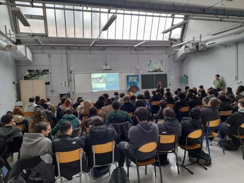 Le groupe de 80 lycéens en classe