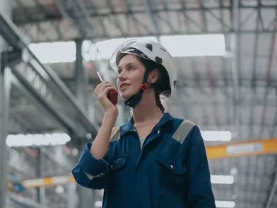 Femme avec un casque et un talkie walkie