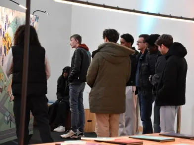 Des jeunes découvrent l'exposition Watts Up Robot