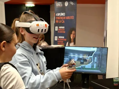 Photo d'une étudiante avec un casque de réalité virtuelle sur l'un des stands du village des métiers du nucléaire 2026